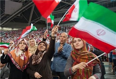 تماشاگران ایرانی در بازی والیبال ایران و آمریکا + تصاویر 1 تماشاگران ایرانی والیبال ایران و آمریکا