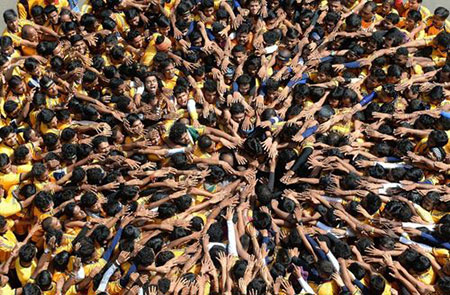 تلاش هندوها برای تشکیل یک هرم انسانی در جریان یک جشنواره آیینی – هندوستان عکسهای جالب,عکسهای جذاب,جشنواره آیینی