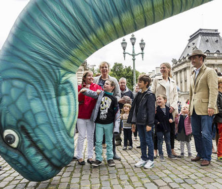 ماکت بادکنکی بزرگ از دایناسور در جریان کارناوال سالانه خیابانی در بروکسل بلژیک عکسهای جالب,تصاویر دیدنی