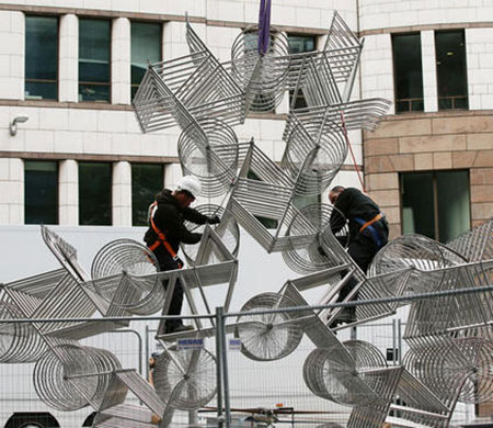 نصب یک اثر هنری از یک هنرمند چینی که از صدها رینگ فلزی لاستیک دوچرخه ساخته شده است- لندن تصاویر دیدنی,تصاویر جالب,اثر هنری