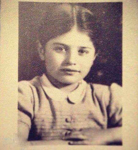 تصویری از هما روستا در دوران کودکی