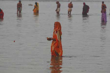 زائران هندو در حال آب تنی در رود گنگ – الله آباد هند عکسهای جالب,تصاویر جالب