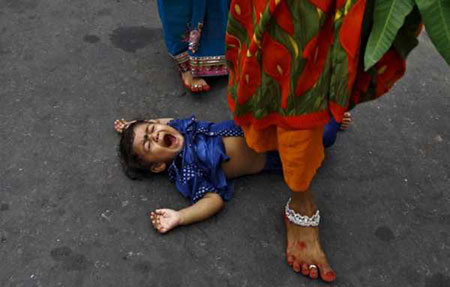 رد شدن از روی کودکان برای خشنودی یکی از خدایان هندوها عکسهای جالب,تصاویر دیدنی