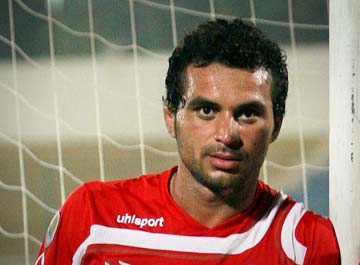 سنگ قبر قرمز و متفاوت هادی نوروزی را ببینید