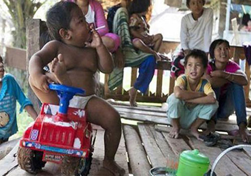 عکس: کودکی که روزی ۴۰ نخ سیگار میکشد عکس: کودکی که روزی ۴۰ نخ سیگار میکشد