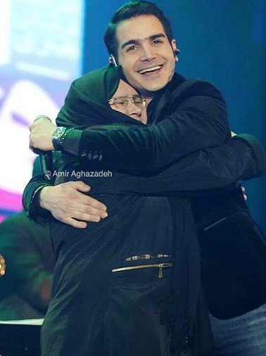 محسن یگانه و مادرش