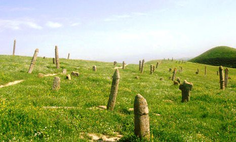 گورستان خفن با سنگ قبرهای شبیه اندام زنان و مردان در ایران!! عکس 2 سنگ قبرهای عجیب در ایران 2