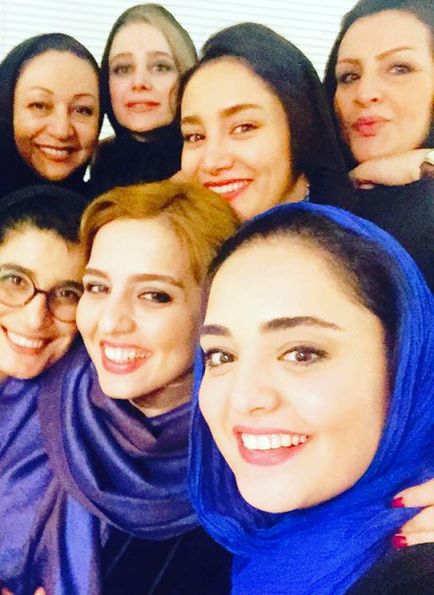 نرگس محمدی و خواهرش و پشت آنها بهاره افشاری