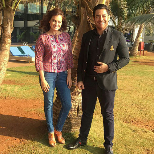 تیپ جذاب گلزار در کنار خانم بازیگر زیبای هندی +عکس