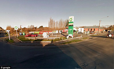 خیابانی که با هزاران عکس مستهجن پوشانده شد +عکس خیابانی که با هزاران عکس مستهجن پوشانده شد +عکس