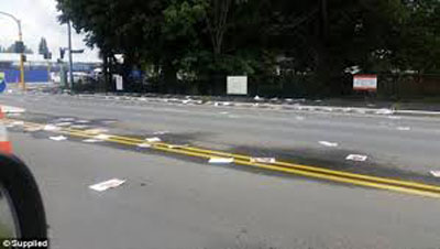 خیابانی که با هزاران عکس مستهجن پوشانده شد +عکس خیابانی که با هزاران عکس مستهجن پوشانده شد +عکس