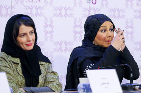 بهنوش بختیاری در حال چک کردن آرایش اش!