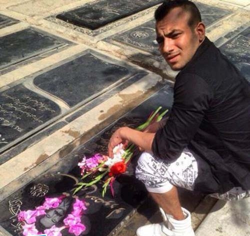 امیر تتلو سر قبر پدرش با شلوارک!! 2 امیر تتلو سر قبر , امیر تتلو سر قبر باباش , امیرحسین مقصودلو در قبرستان , بیوگرافی امیر تتلو , بیوگرافی امیرحسین مقصودلو , قبر پدر امیر حسین مقصودلو