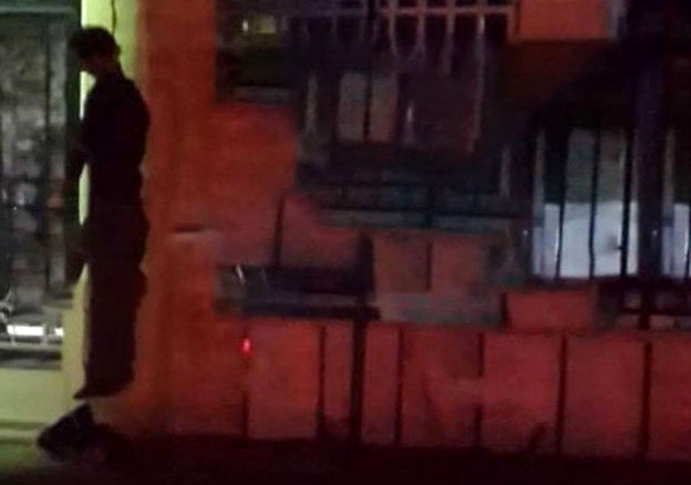 عکس و فیلم جسد آویزان به دار جوان جلوی دانشگاه زاهدان (+16)