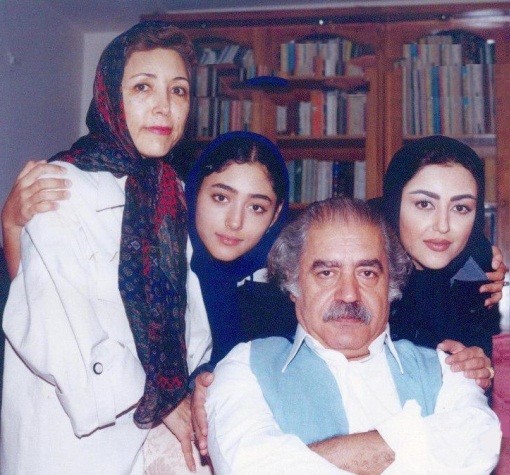 23011 عکسی از شقایق و گلشیفته فراهانی در کنار پدر و مادر