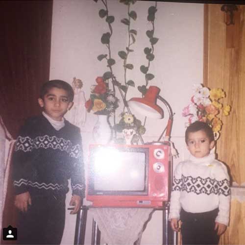 عکس دیده نشده از مرحوم مرتضی پاشایی در کنار برادرش در عید نوروز 68