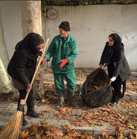 الناز شاکردوست در حال کمک به یک رفتگر (تصویری)