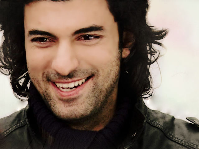 http://media.abartazeha.ir/pic/Engin-Akyurek-smile-turkish-actors-and-actresses-32813059-640-480.jpg
