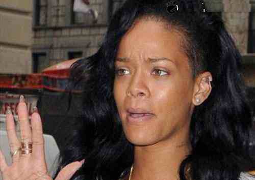 رابطه ریحانا، خواننده معروف در اتوبوس! (عکس)