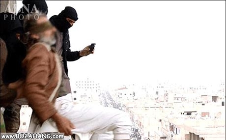 عکس های قصاص یک پیرمرد به اتهام لواط توسط داعش