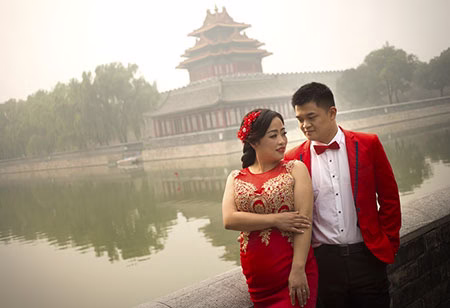 عکاسی زوج جوان در یک روز آلوده در پکن