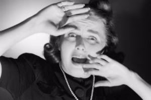 زن 28 ساله ای که بخاطر درد شکمش را پاره کرد و بچه اش را بیرون آورد! + عکس