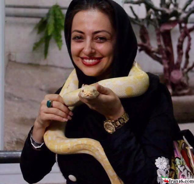 عکس یادگاری نفیسه روشن با یک مار