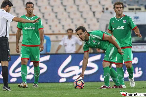 عکس/ دختر و پسر علی کریمی در استخر خانه اش