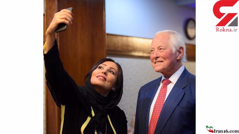 لحظه سلفی گرفتن پرستو صالحی با "برایان تریسی" کانادایی در تهران +عکس