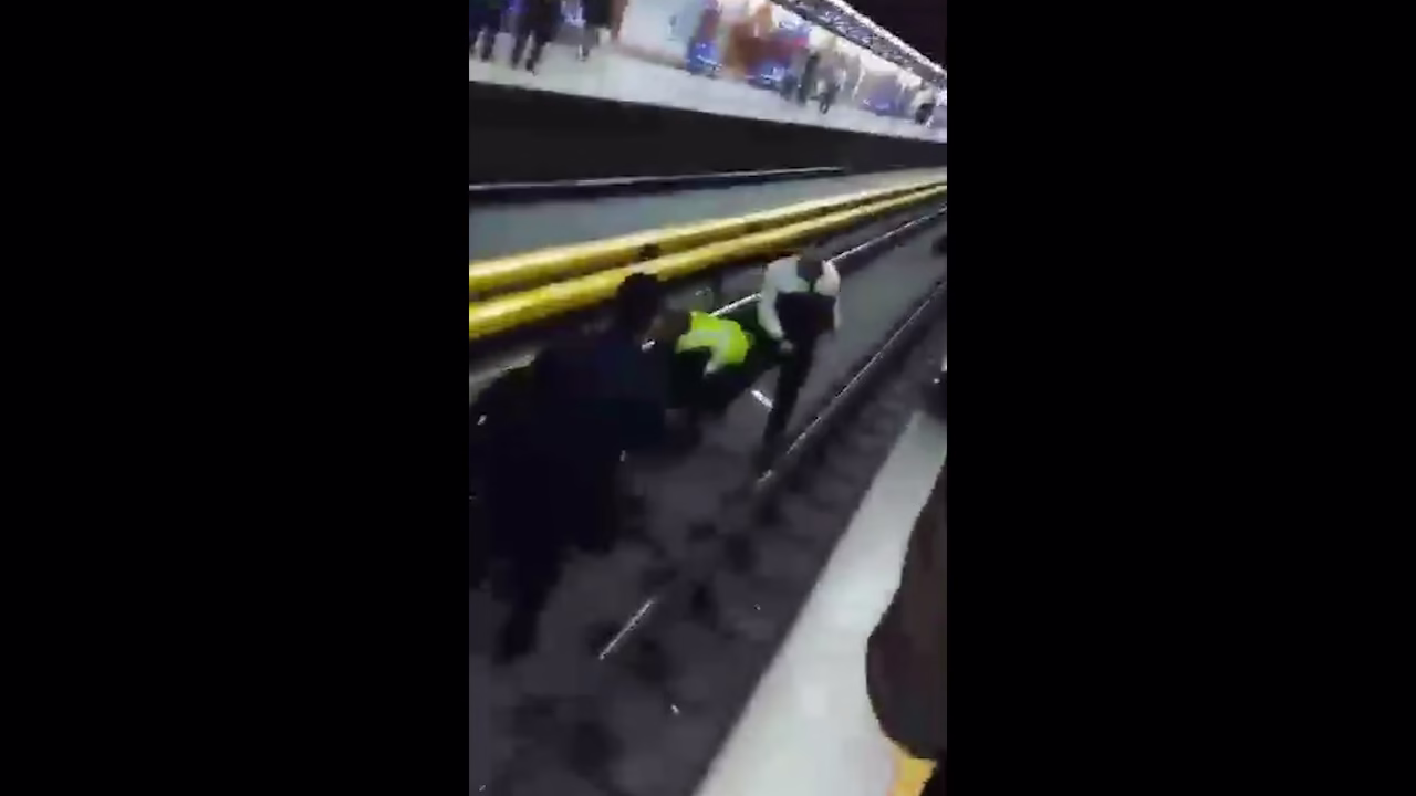 علت این حادثه هنوز مشخص نیست. پیگیری خبرنگاران حکایت از آن داشت مرد جوان تا دقایقی پس از این حادثه نیز زنده بود اما به دلیل شدت جراحات درگذشت.