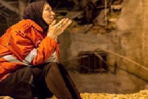 همسر آتش نشانان مدفون شده زیر آوار