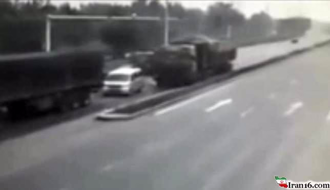 فیلم لحظه مچاله شدن یک ون بین دو تریلی+عکس