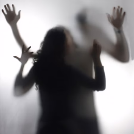 سرنوشت تلخ دختر فیلمبردار در میهمانی دروغین دو شیطان صفت