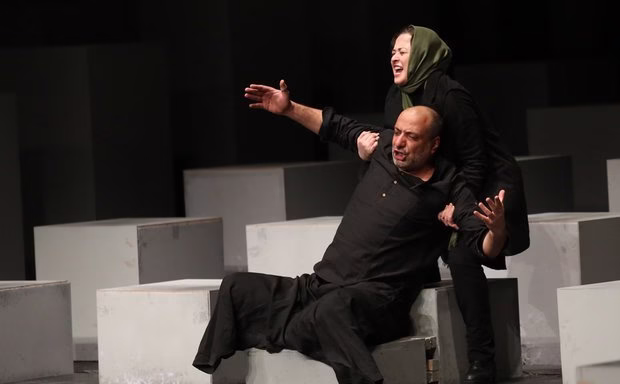 صحنه بلندکردن امیر جعفری توسط خانم بازیگر +عکس