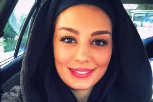 سحر قریشی در کنار مادرش در اتومبیل گرانقیمتش