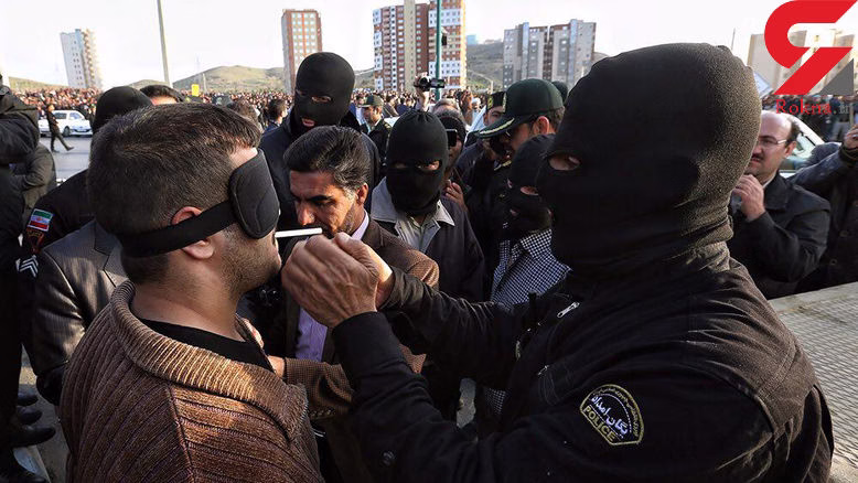 اقدام عجیب عامل قتل عام اراک در مقابل دوربین عکاسان قبل از اعدام + عکس