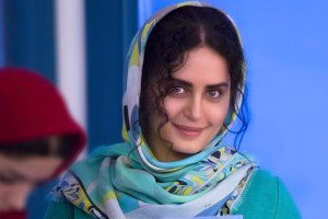 مدل مانتو عجیب الناز شاکردوست! عکس