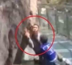 عمل شرم آور با پدر و پسر 3 ساله در پل شیشه ای چین