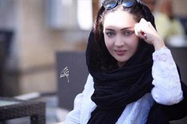 تیپ متفاوت نیکی کریمی در برلین در حال سخنرانی