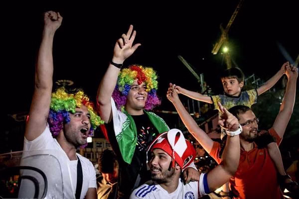 شادی خیابانی دختران و پسران ایرانی در شب گذشته + عکس