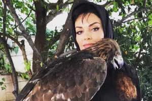 علاقه سارا خوئینی ها به عقاب!! عکس