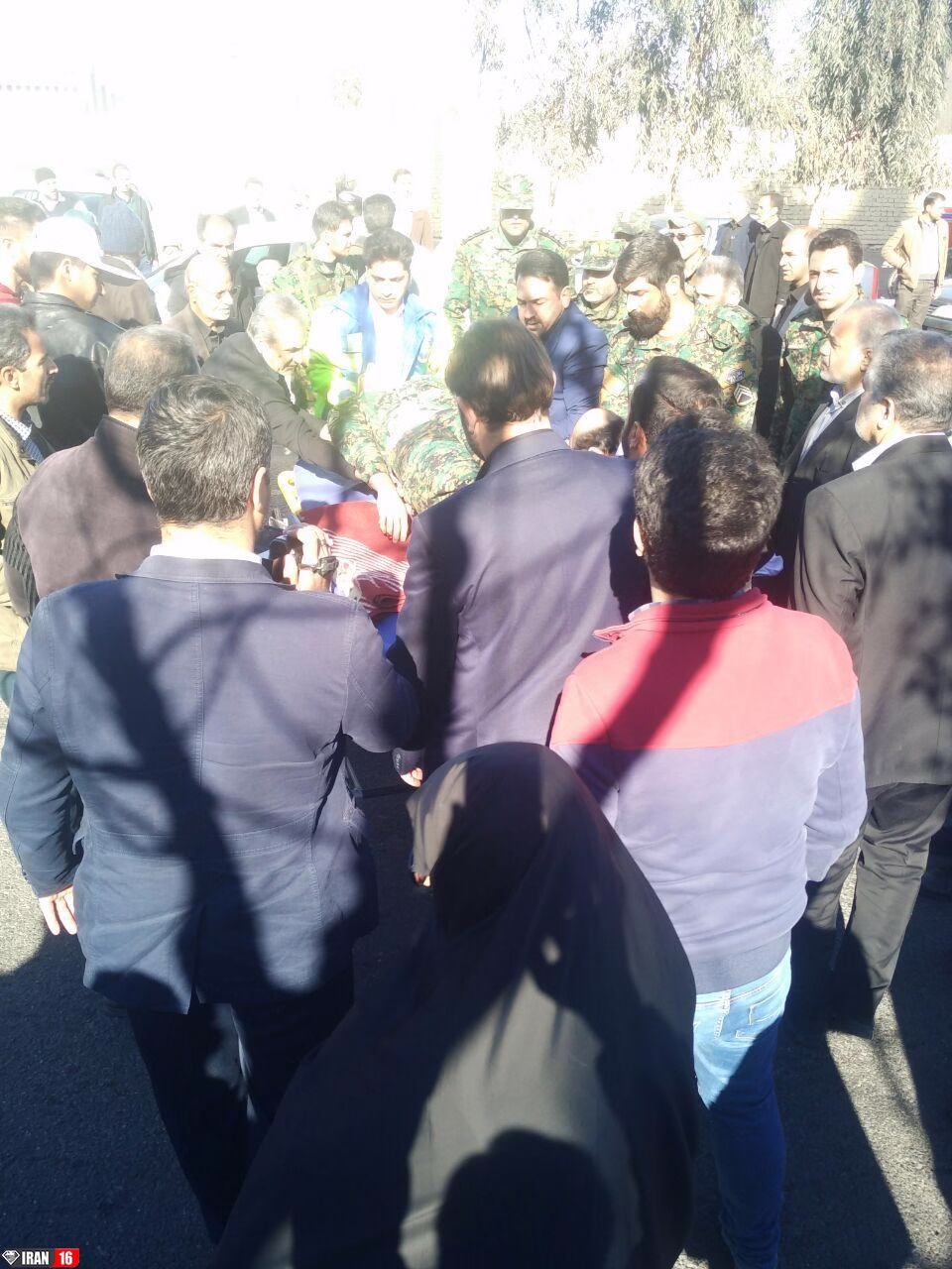 تصادف پژو با سربازان در بلوار الغدیر قم