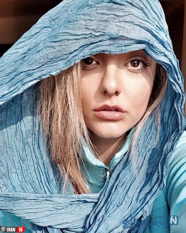 دنیا مدنی بدحجاب