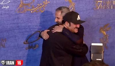 مهران غفوریان در آغوش جواد رضویان روی فرش