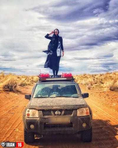 عکس-بازیگر-«بانوی-عمارت»-روی-سقف-ماشین-در-بیابان