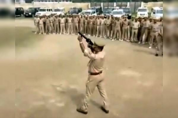 اتفاق خنده‎‌دار حین برگزاری مانور ضد شورش پلیس هند! + فیلم