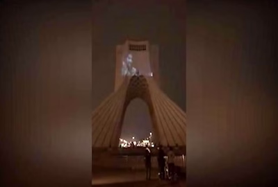 تصویر شهید سردار سلیمانی روی برج آزادی