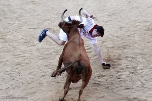 حمله گاو وحشی به مردم