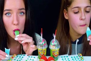 خوردن ابنبات های رنگی