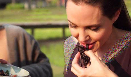 آنجلیناجولی بازیگرمعروف آمریکادر حال خوردن عقرب سوسک و کرم